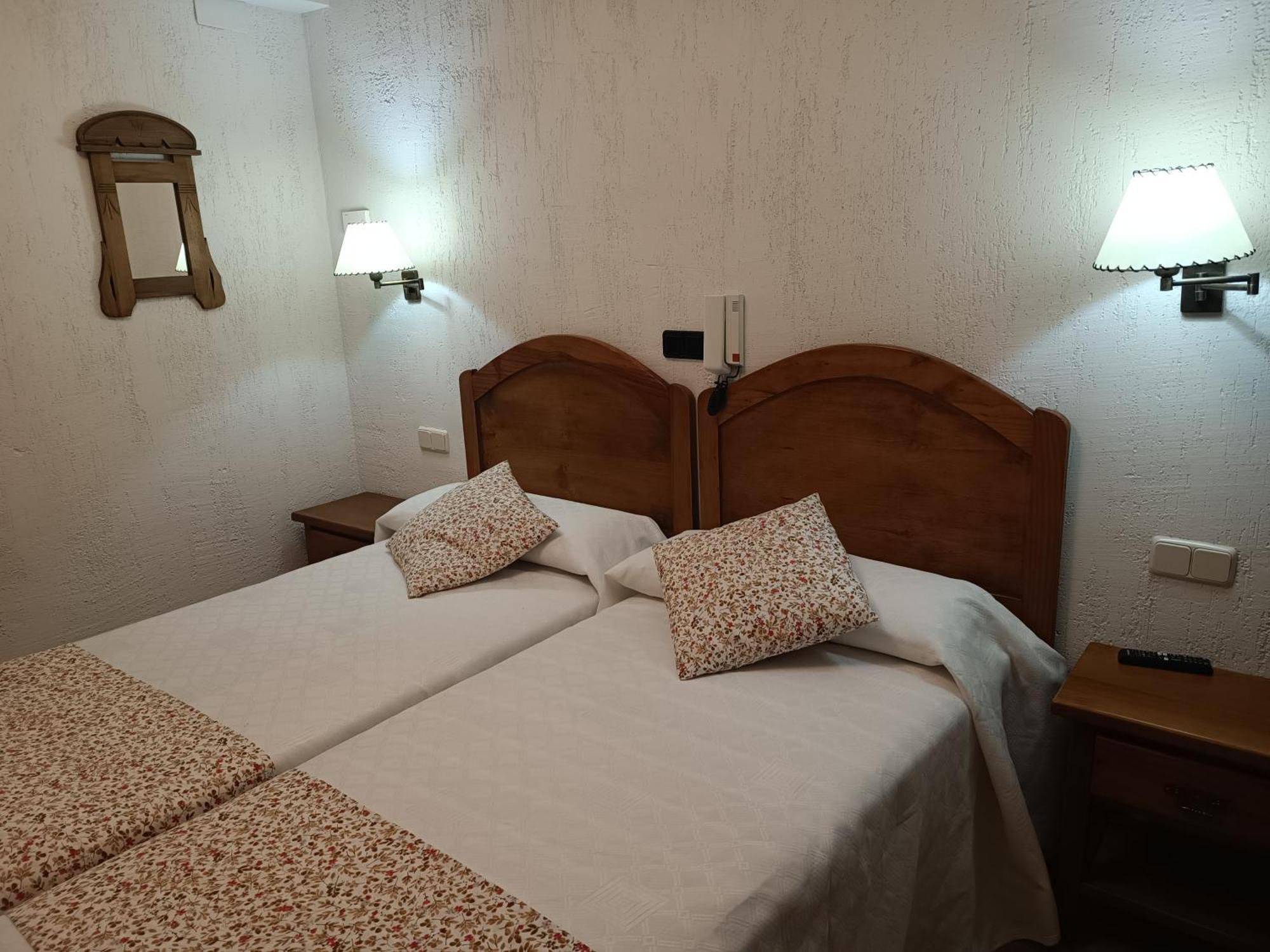 Hostal Decerca Prádena Cameră foto